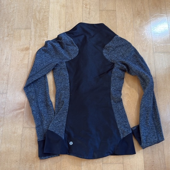 Lululemon Emerge Renewed Jacket size 2 in preloved condition - Picture 6 of 9